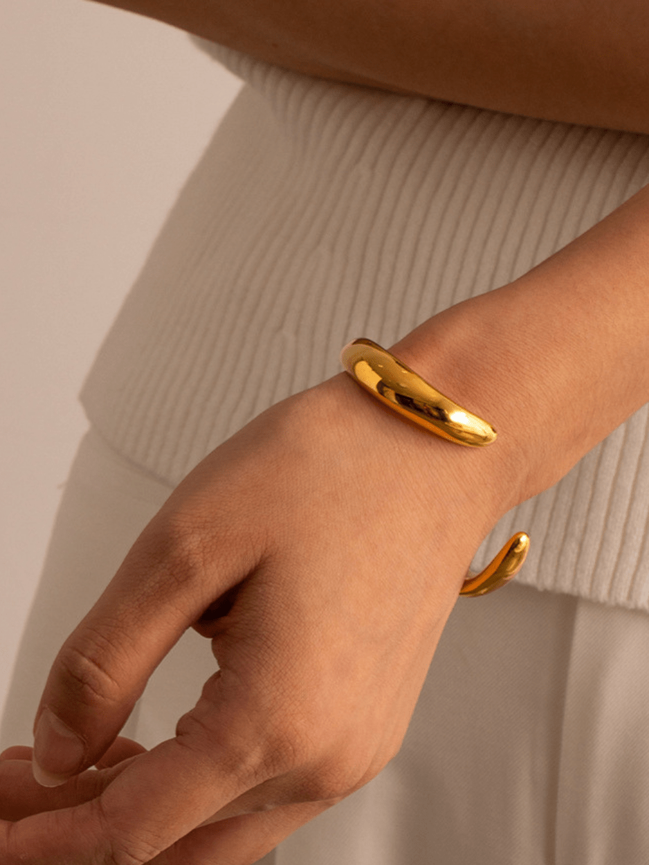 Fearless Crosslined Bangle - Minimalist Lab