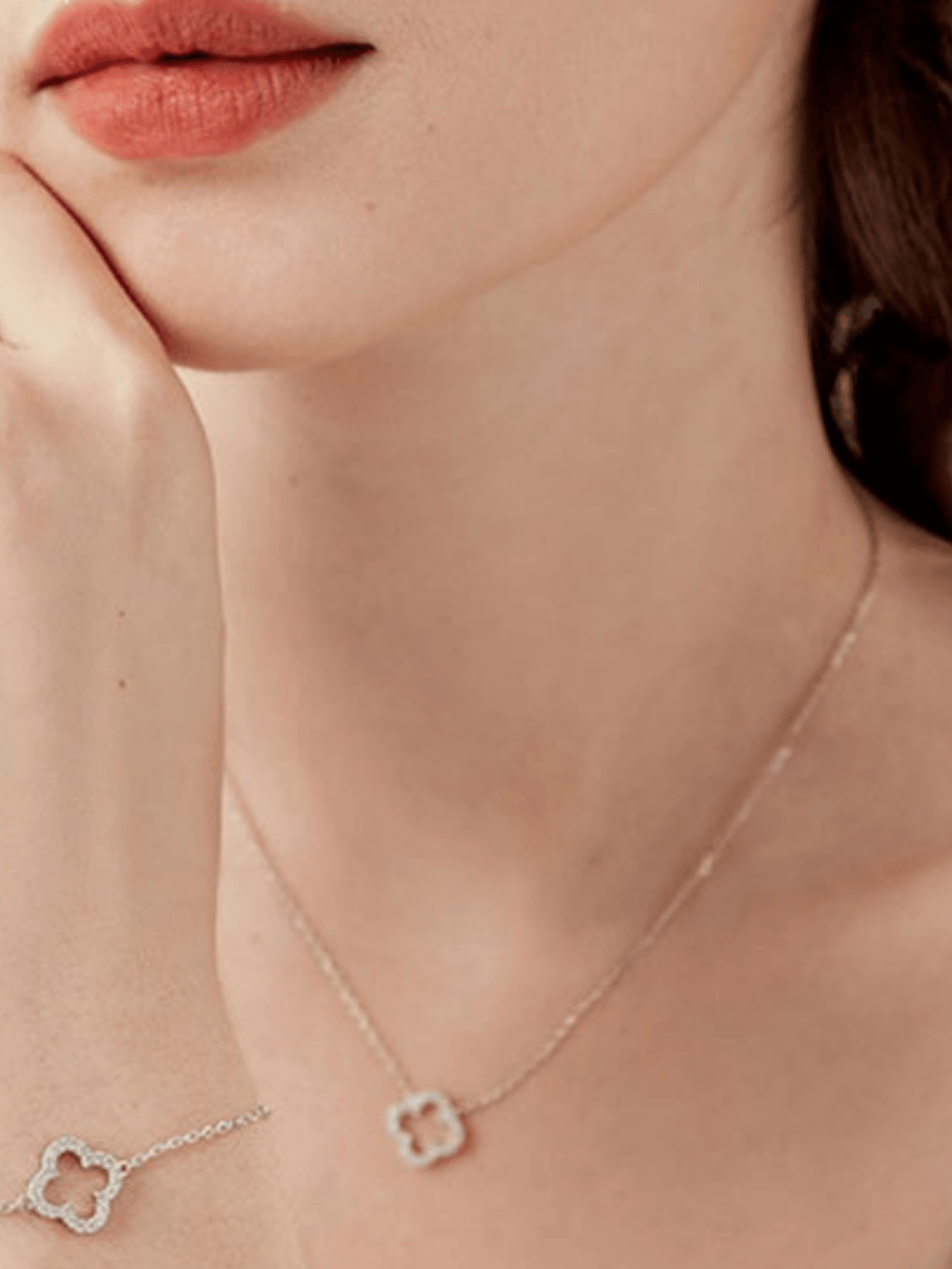 Élise Hollow Clover Necklace - Minimalist Lab