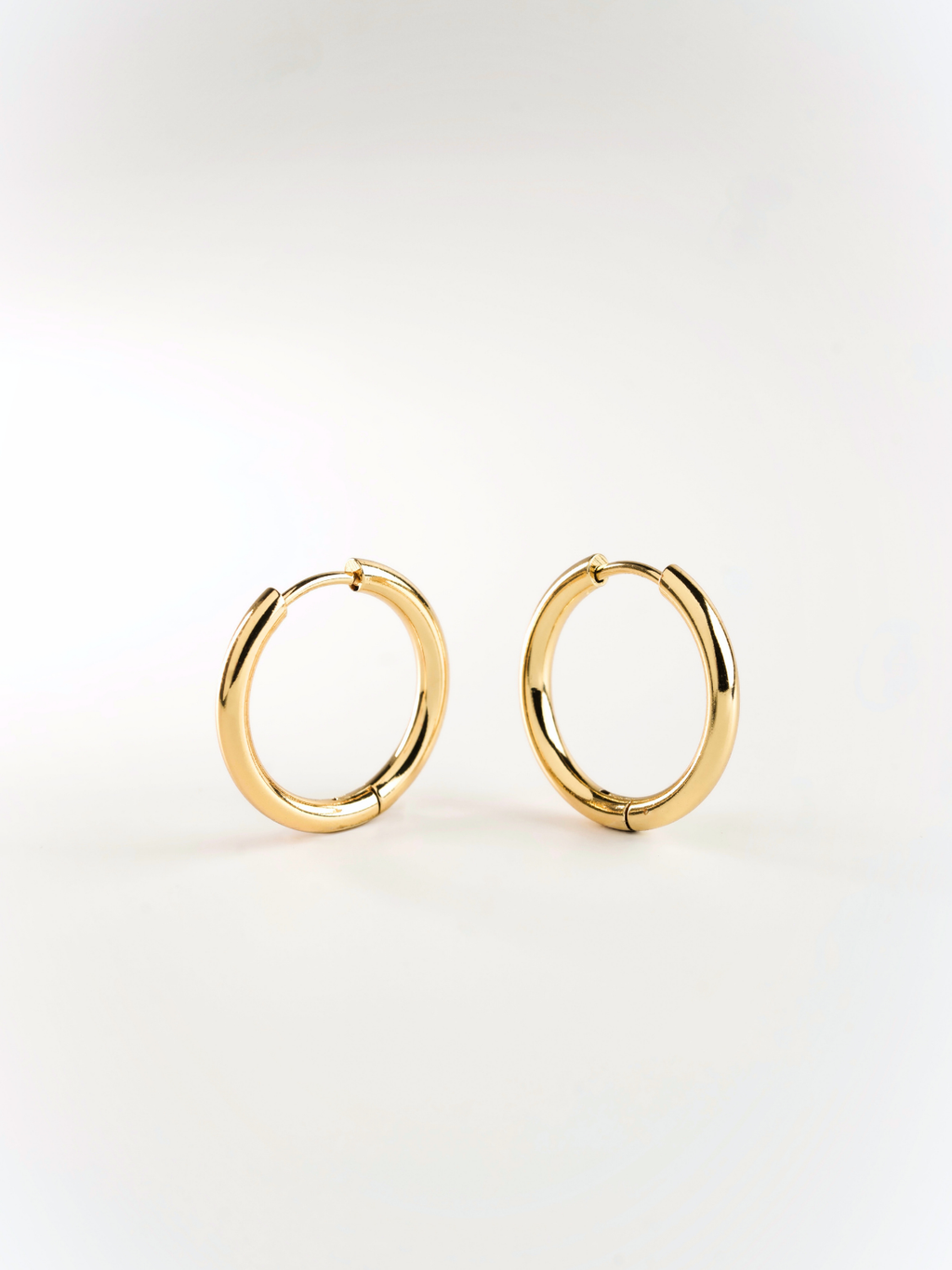 faris 2.5mm huggie hoop earrings front view