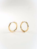 faris 2.5mm huggie hoop earrings front view