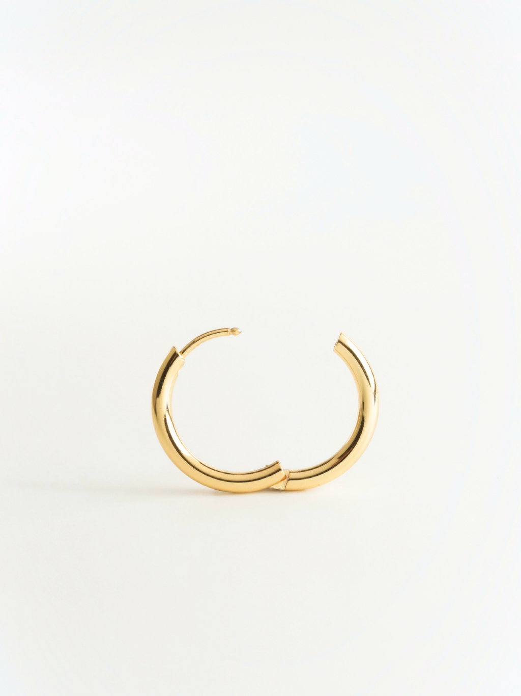 close up 2.5mm titanium huggie hoops