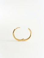 close up 2.5mm titanium huggie hoops