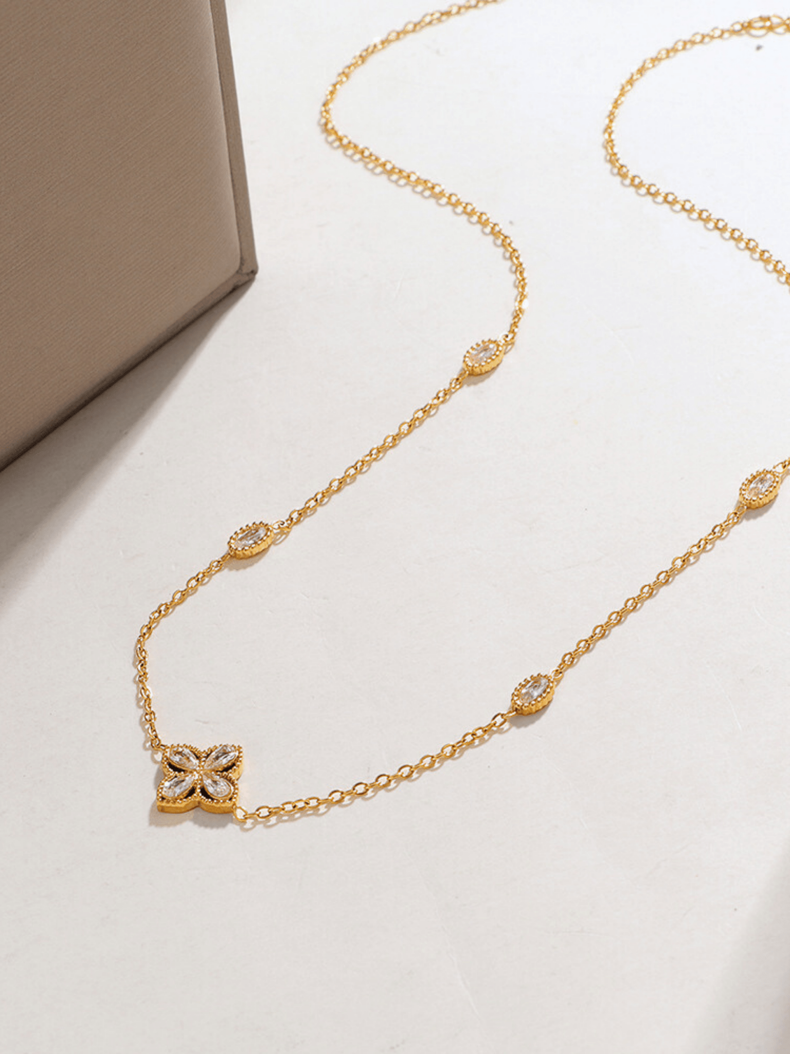 Fleur Golden Petal Necklace - Minimalist Lab