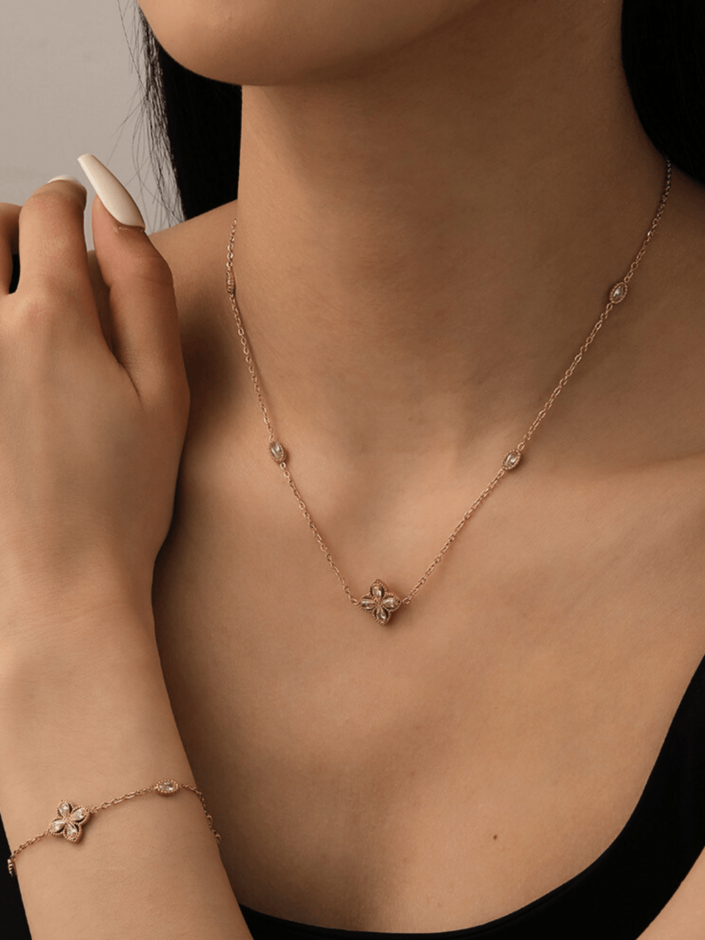 Fleur Golden Petal Necklace - Minimalist Lab