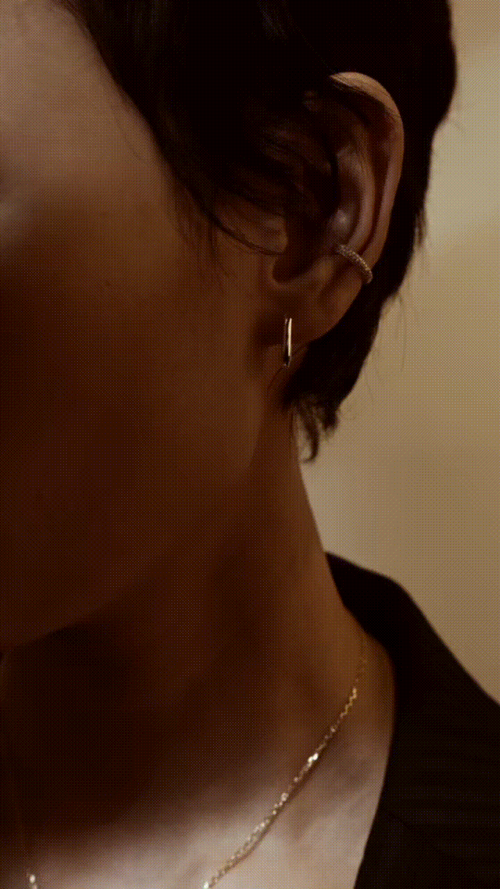 Gold-plated oval ear hoops – lightweight daily earrings for sensitive skin