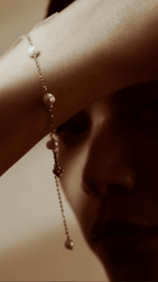 Close-up of silver cable chain and pearl detail – delicate everyday bracelet for gifting