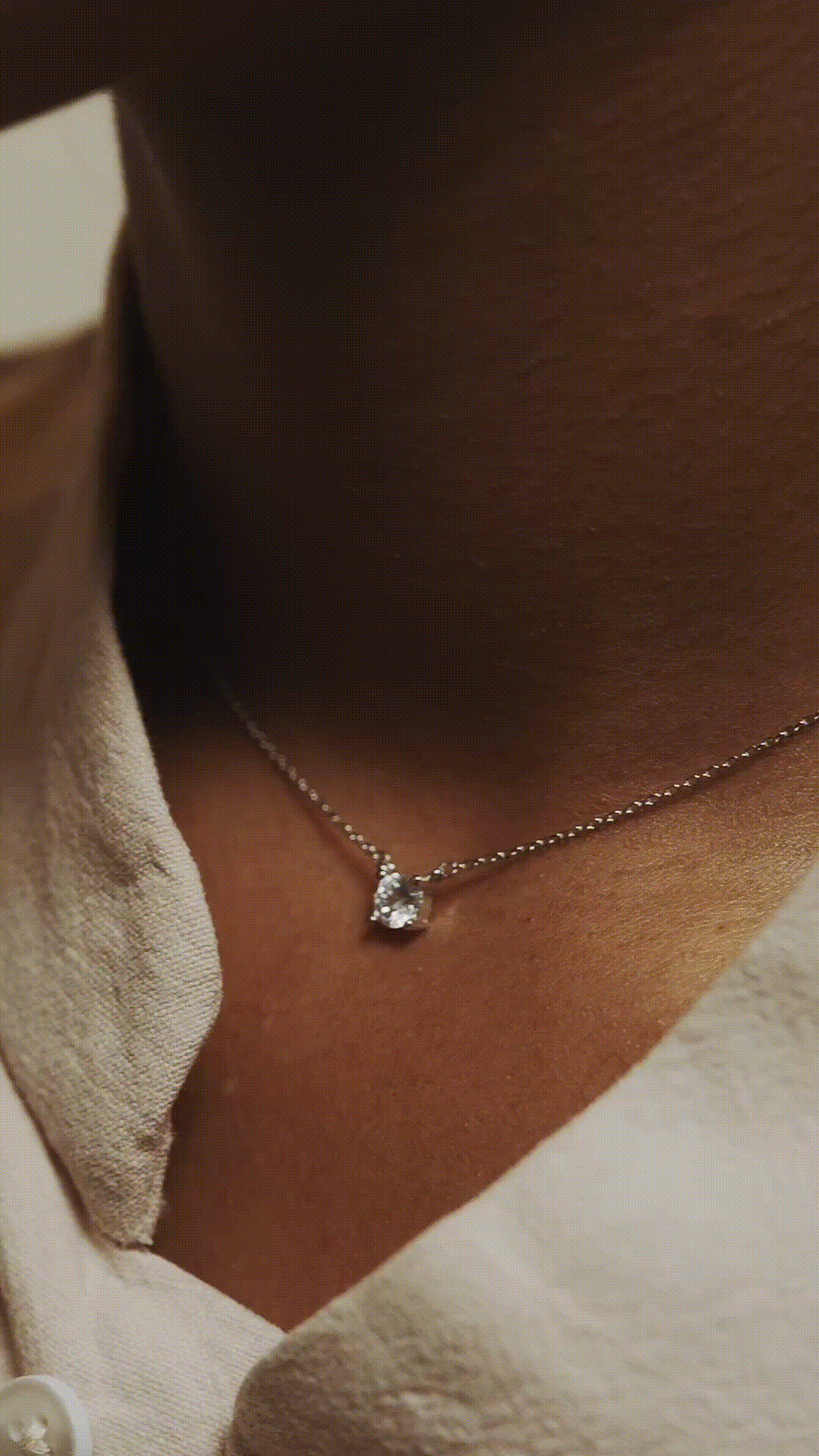 Close-up of 925 silver RAY necklace clasp and chain