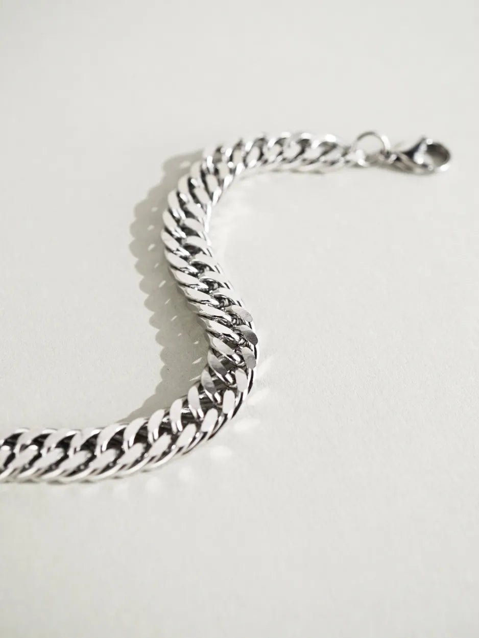 Close-up of interlocking franco chain links on Aegis Curb Chain Bracelet, silver tone stainless steel