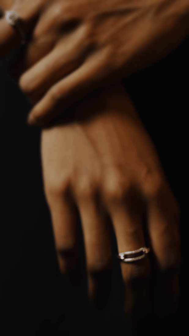Model wearing ARIA Chain Link Ring on hand