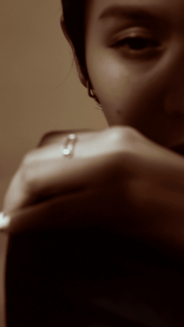 Side profile view of ARIA Chain Link Ring