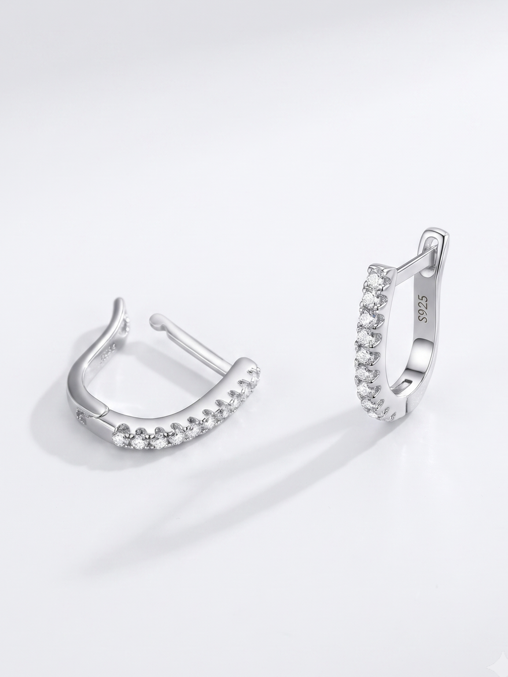 Close-up of AVERY U-Shaped Ear Hoop hinge closure
