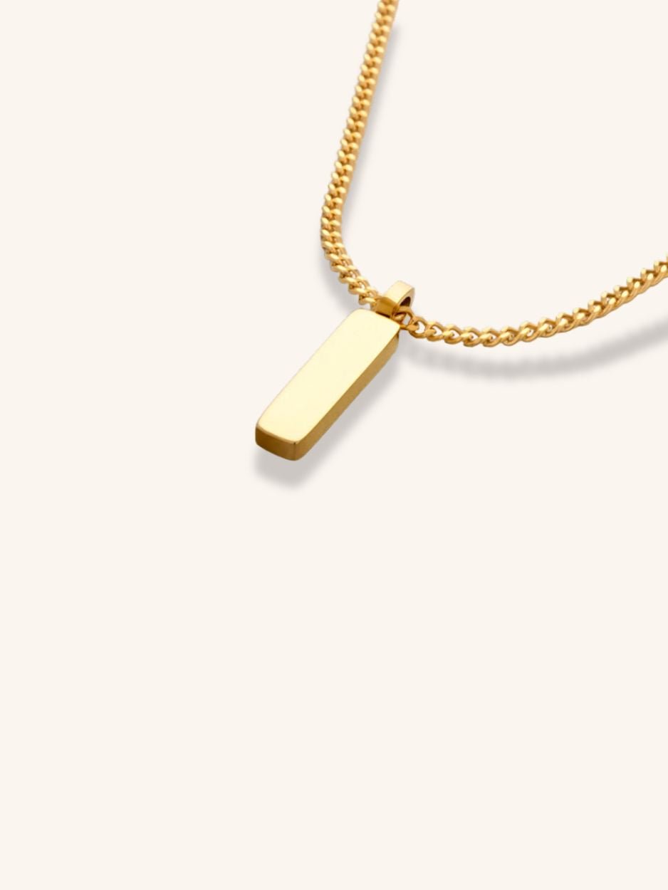 minimalist curb chain necklace with pendant close up