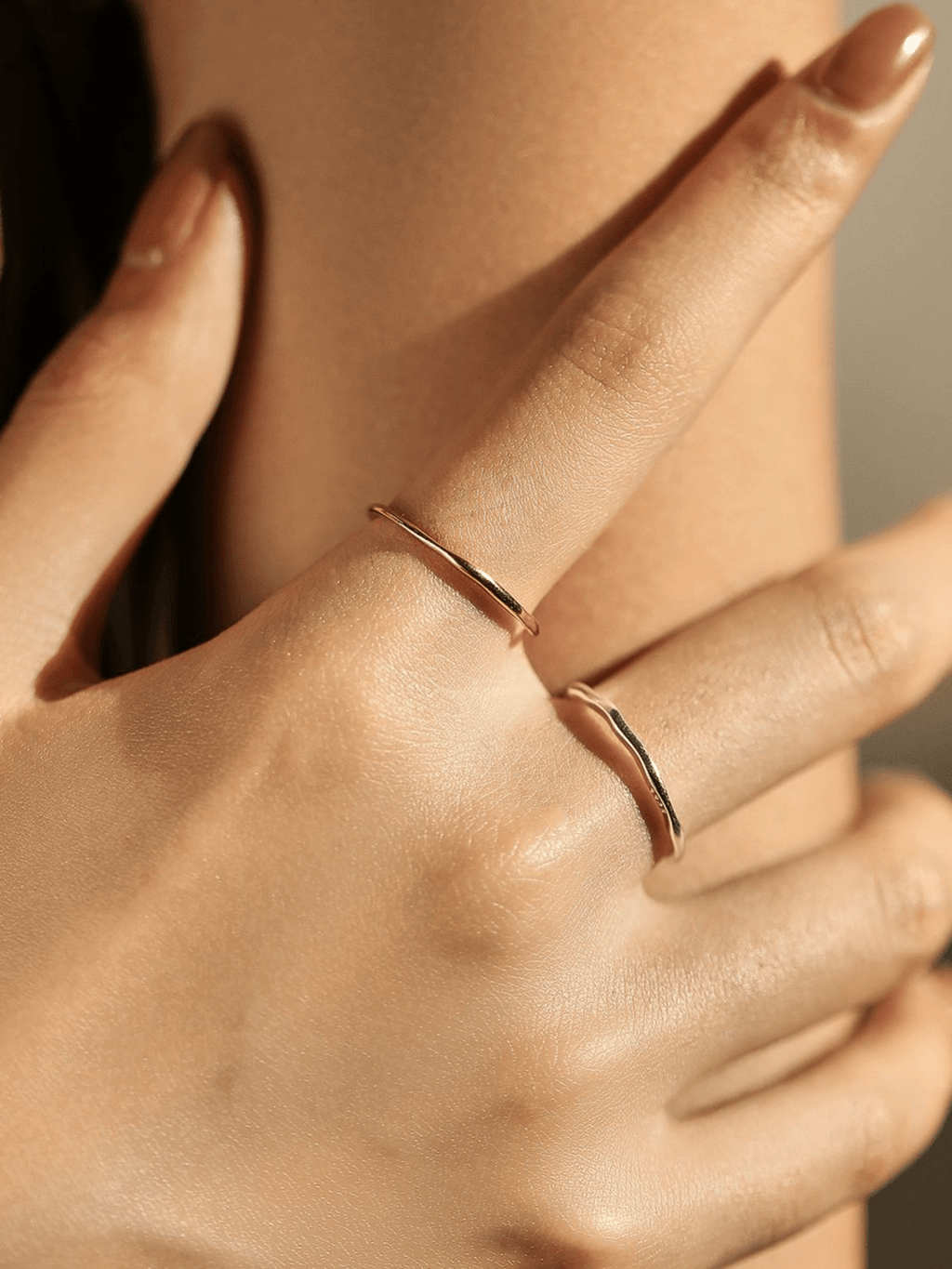 Model wearing BREEZE Wavy Ring on hand