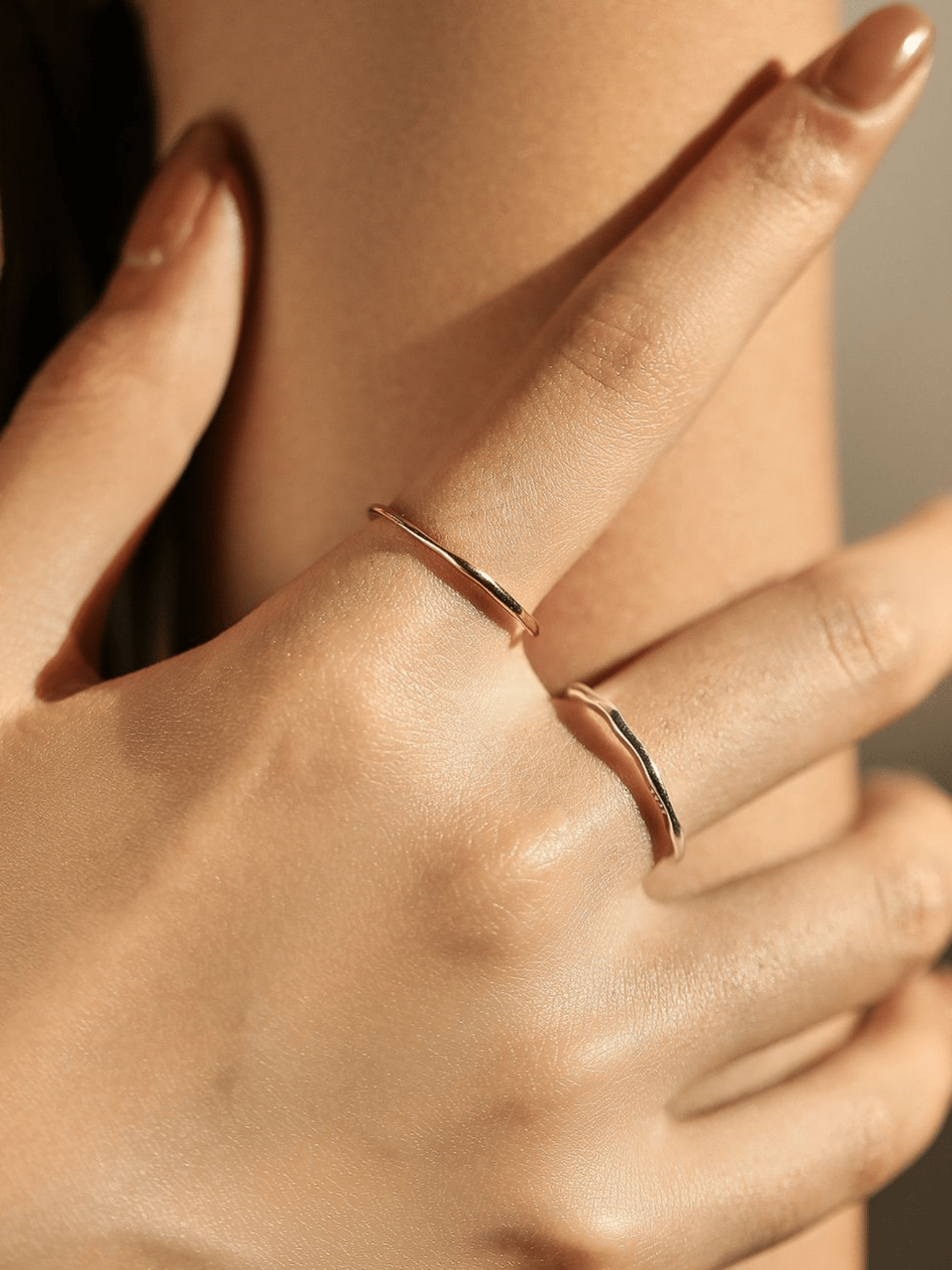 Model wearing BREEZE Wavy Ring on hand