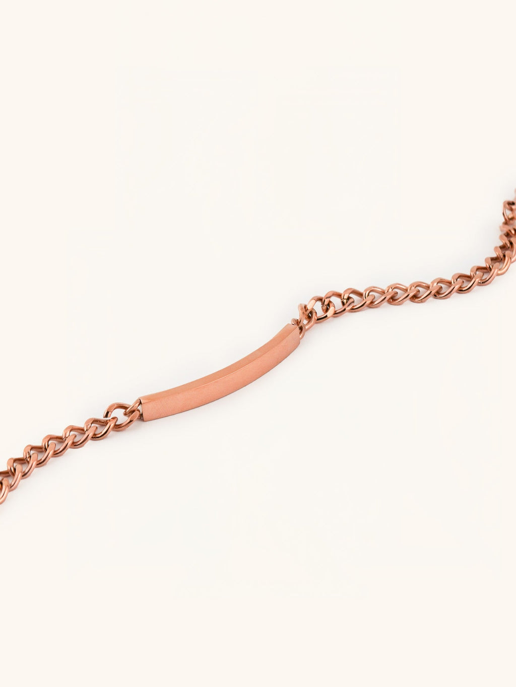 Curb chain link detail on engravable plate bracelet