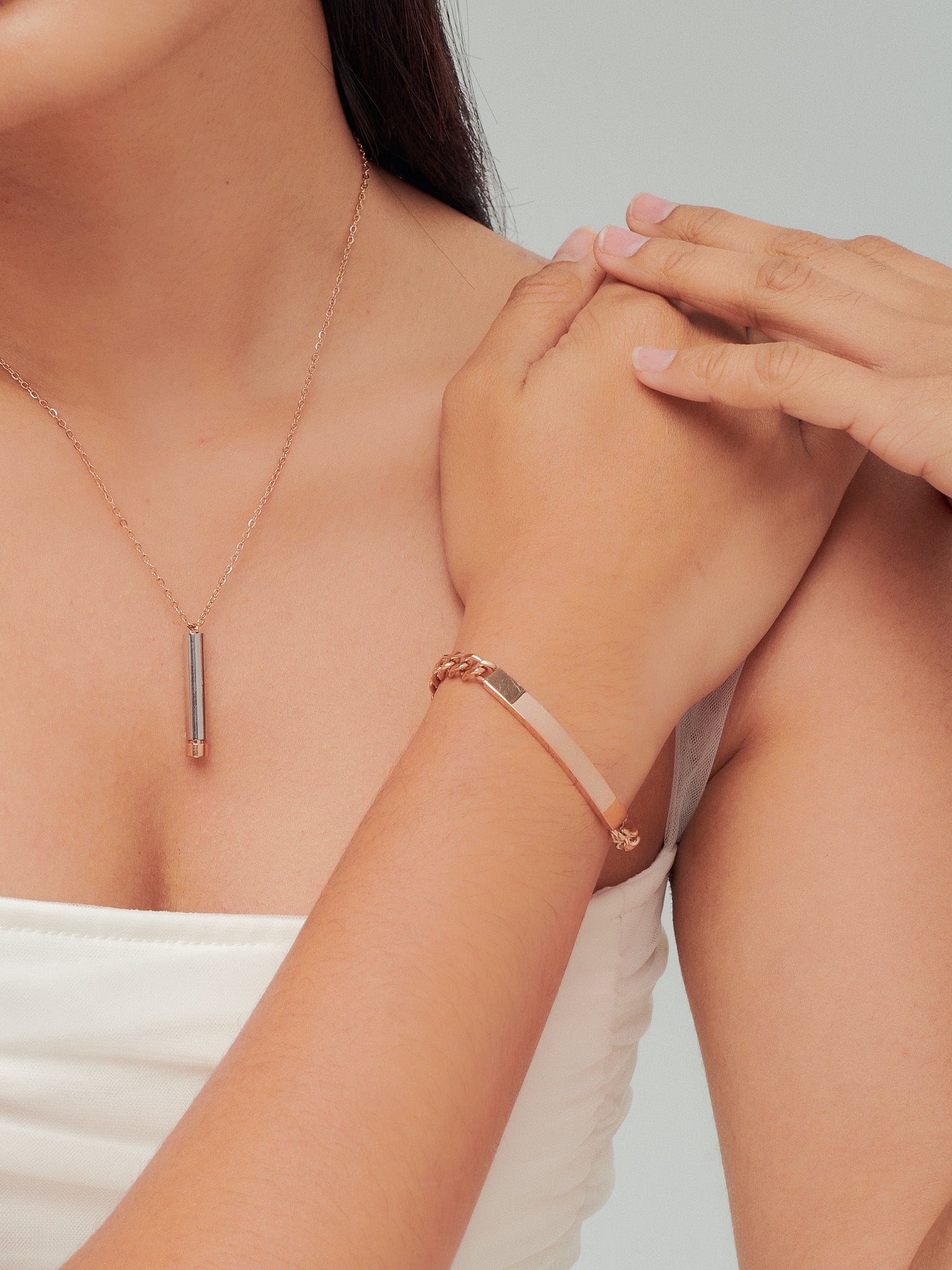 Model wearing Curb Chain Engravable Plate Bracelet in rose gold on wrist
