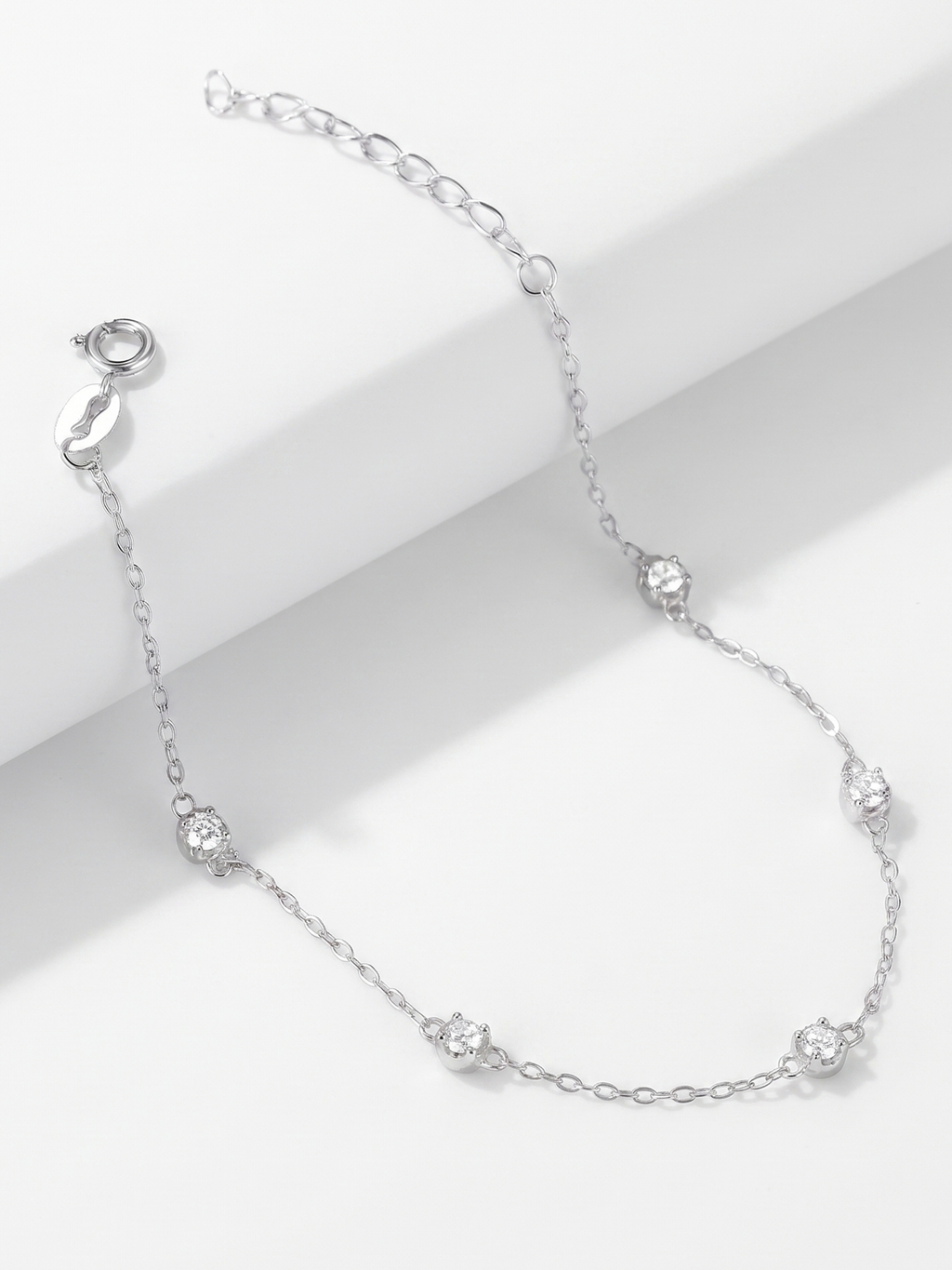 Close-up of DEVON Diamond Radiance Bracelet stone station detail