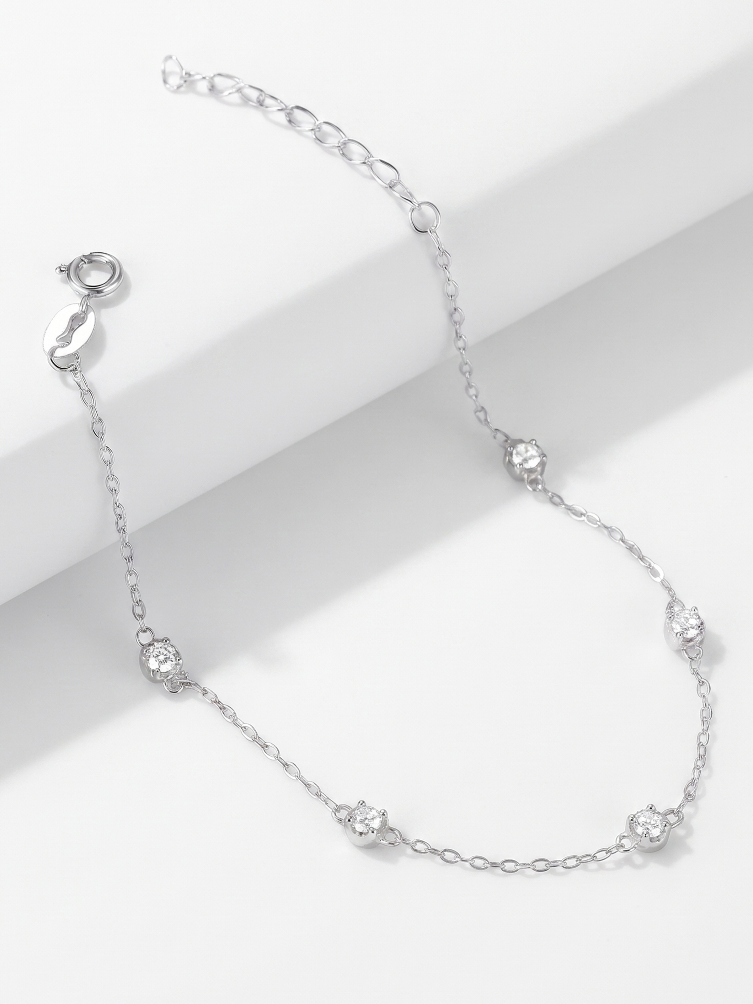 Close-up of DEVON Diamond Radiance Bracelet stone station detail