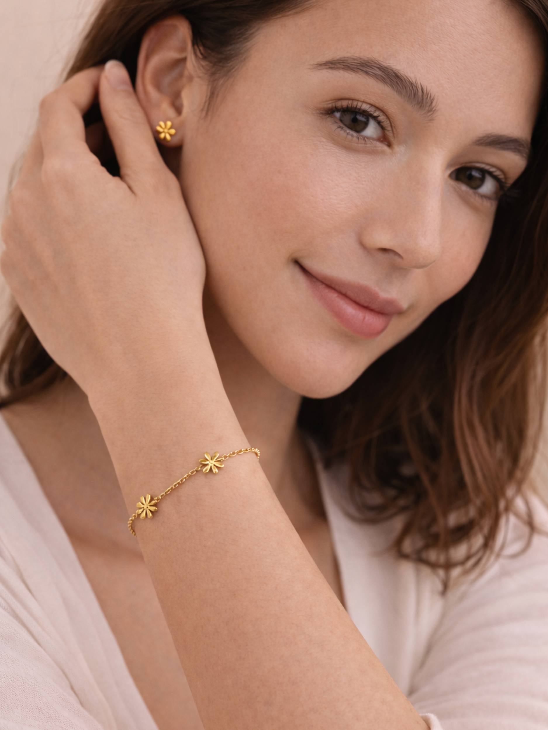 Model wearing Elia Daisy Bracelet on wrist