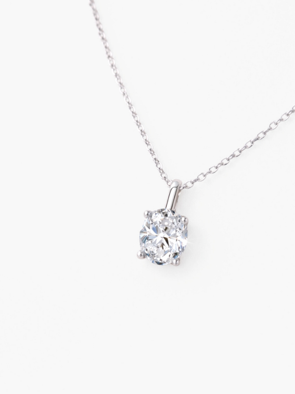 Élora oval cut necklace pendant close-up in 925 sterling silver