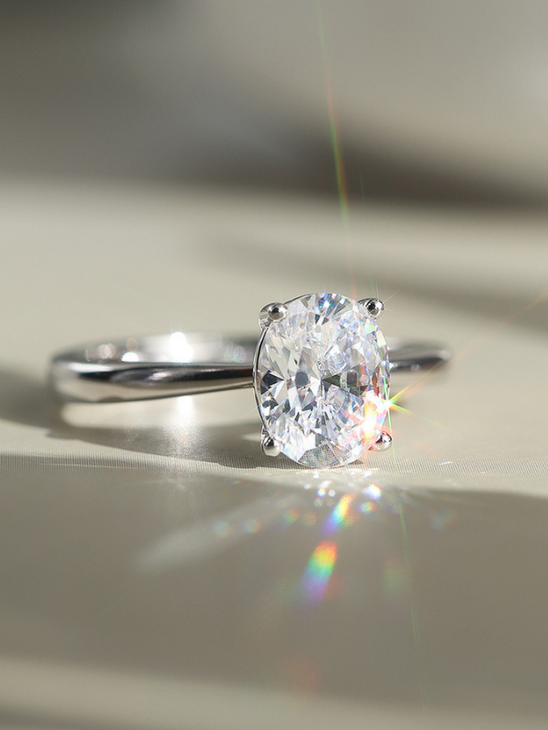 Side profile view of Élora oval cut solitaire ring
