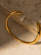 Close-up of Flow Curved Bangle open cuff opening