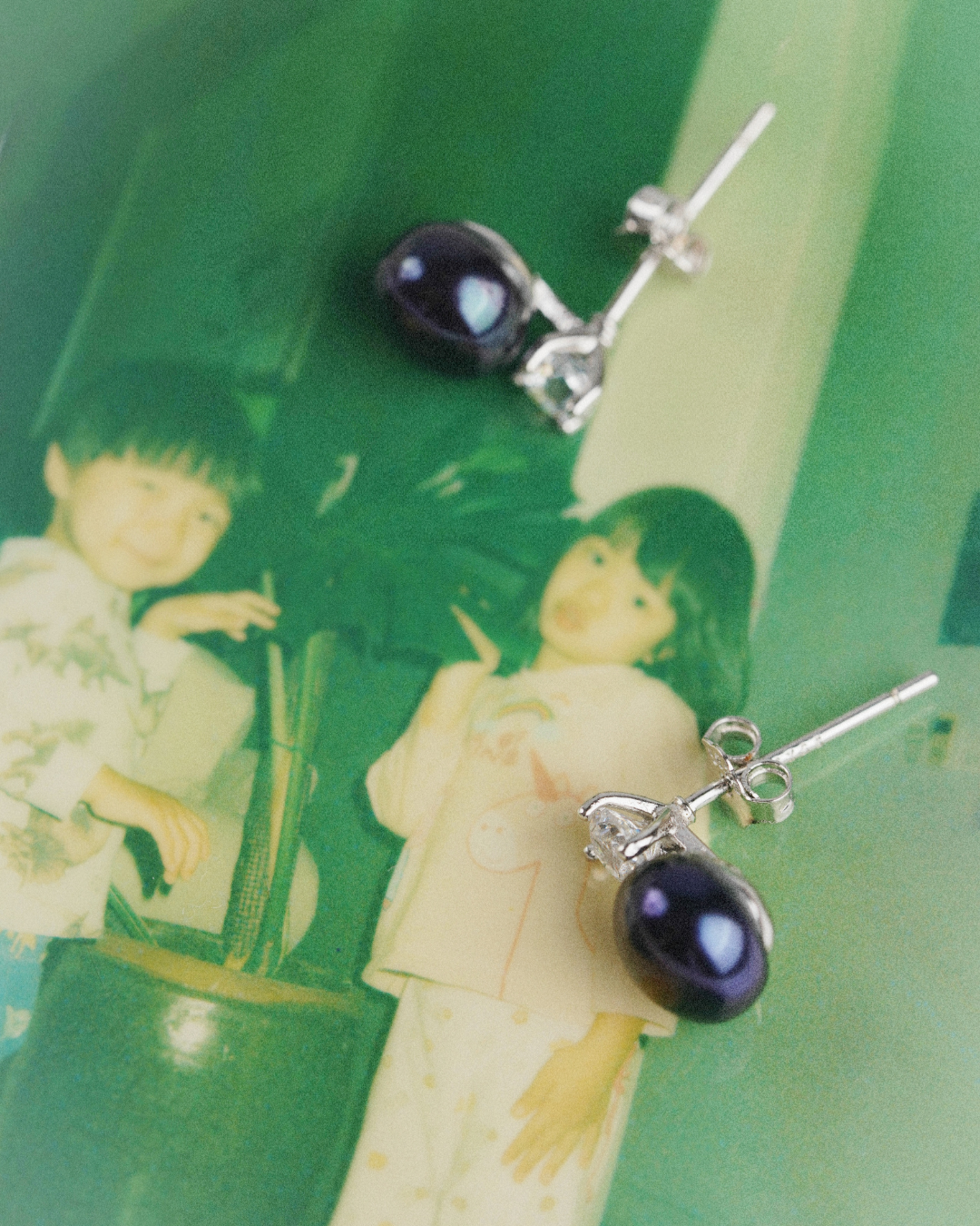 freshwater pearl earrings close up detail
