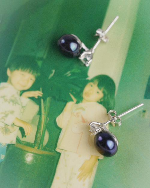 freshwater pearl earrings close up detail