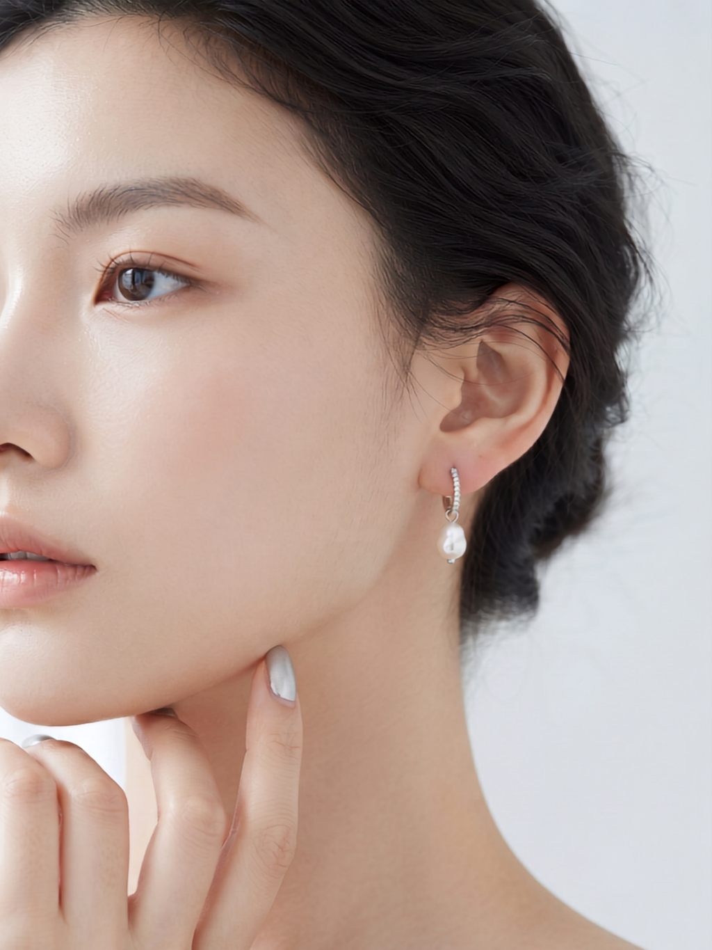 Model wearing LUMI Baroque Pearl Ear Hoop