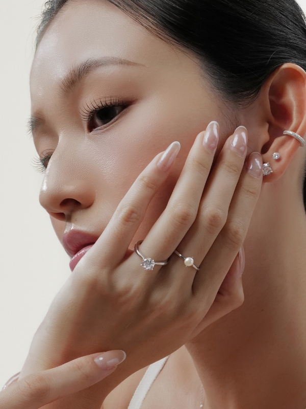 Model wearing MNML Amélie Eternal Brilliance Ring on finger — everyday diamond ring Malaysia