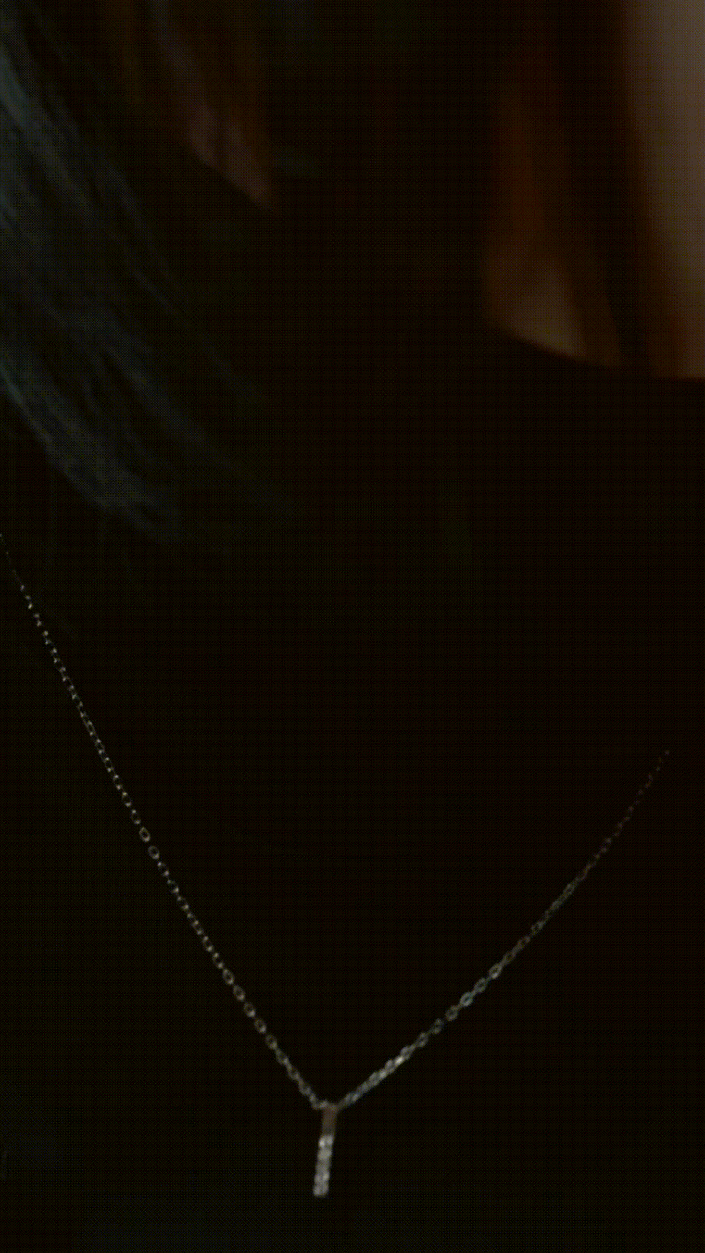 Detail of fine cable chain on ARDEN Shiny Bar Necklace