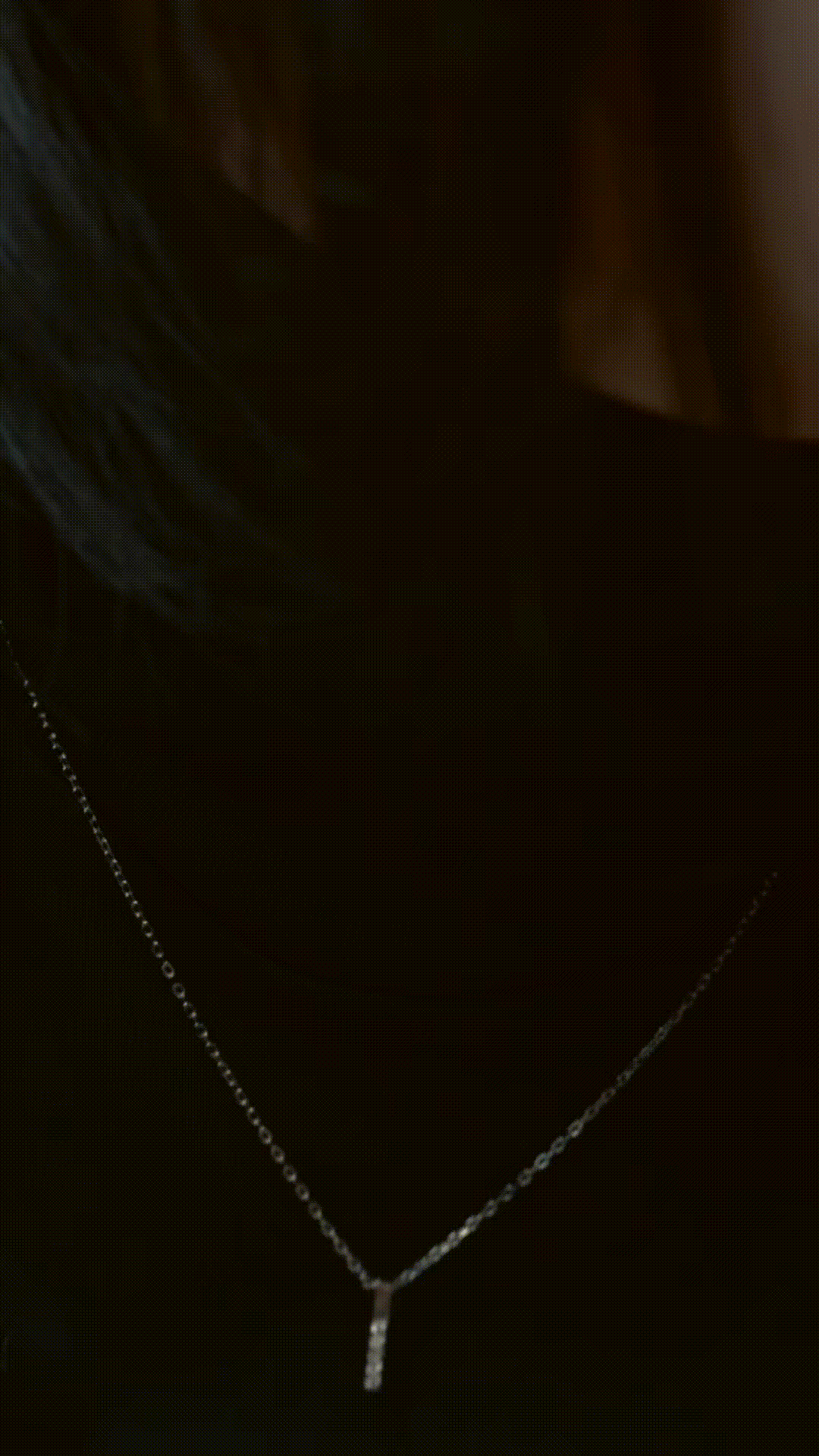 Detail of fine cable chain on ARDEN Shiny Bar Necklace