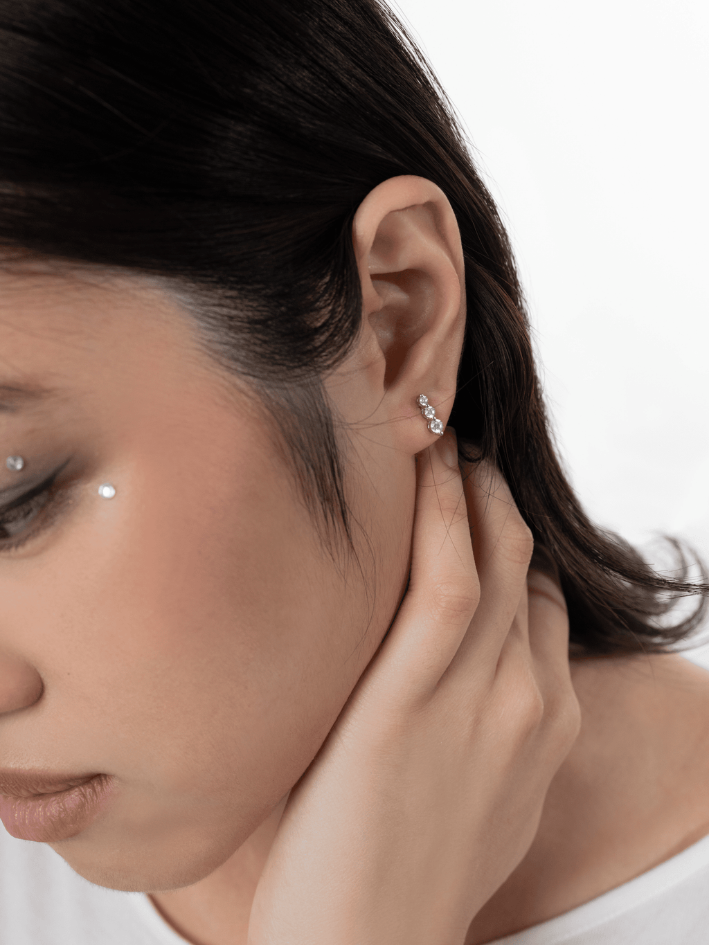 Close-up of the three round cubic zirconia stones stepping down in size