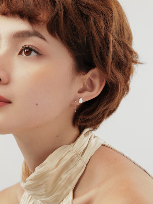 Model wearing MNML Clara Drift Chain Flatback Stud at lobe — chain flatback cartilage earring Malaysia