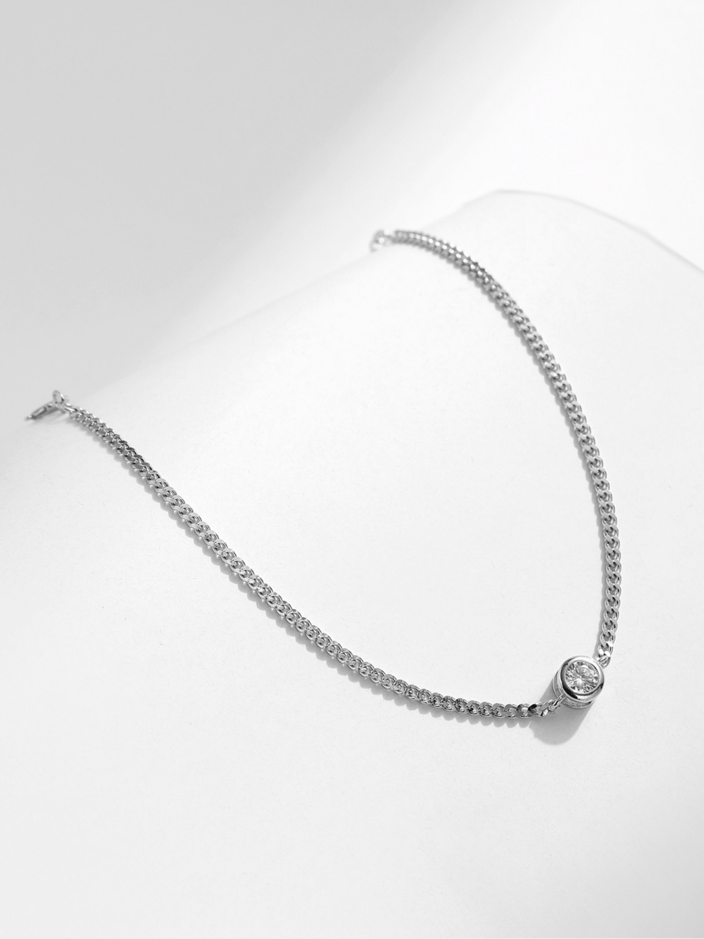 Close-up of 4mm D Color VVS1 moissanite on Daphne bracelet