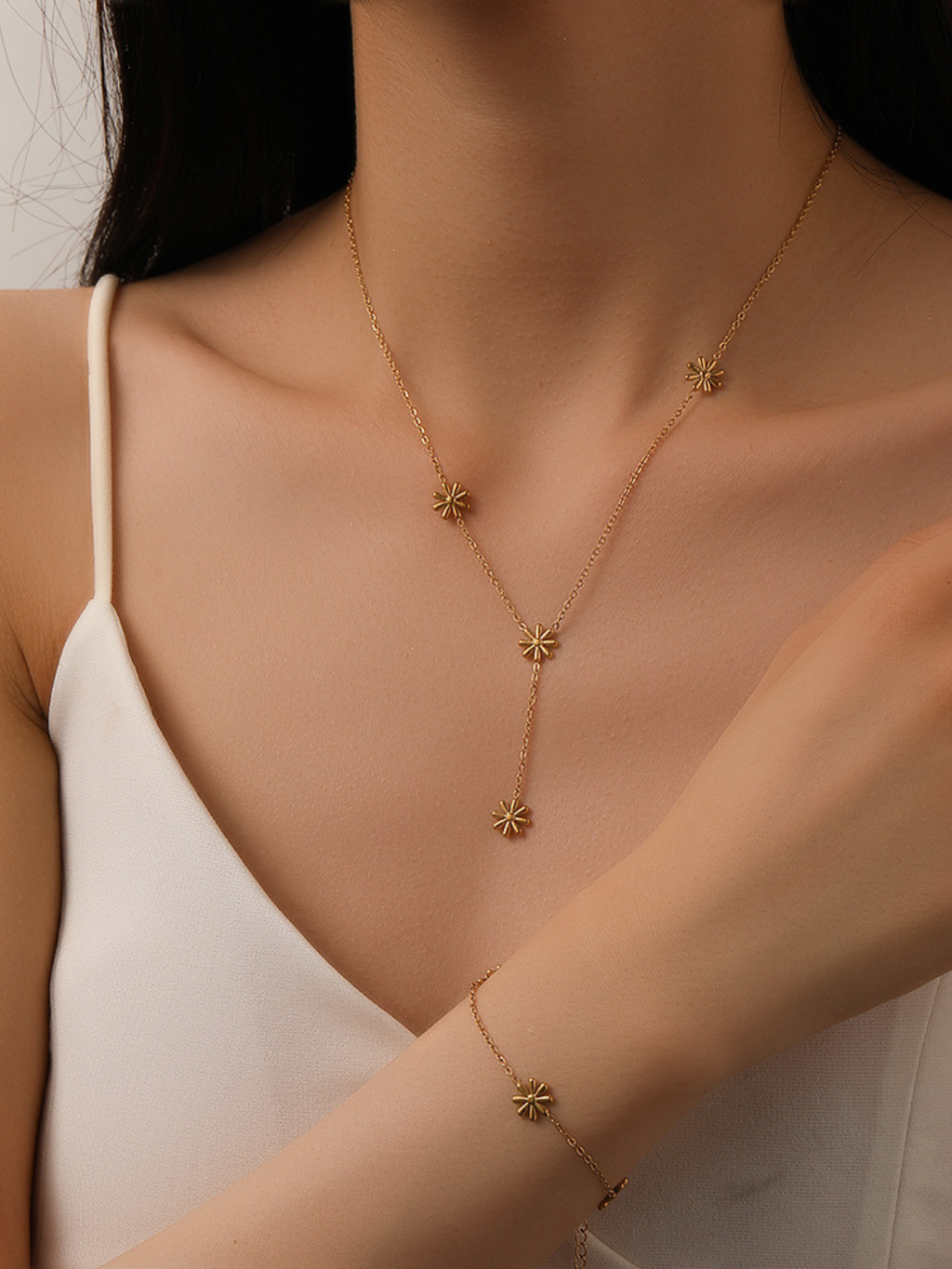 Model wearing MNML Elia Daisy Lariat Necklace at collarbone — everyday floral necklace Malaysia