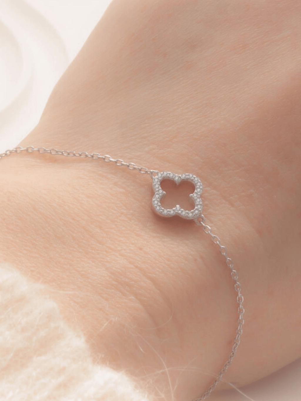 Close-up of hollow clover pendant on Élise bracelet