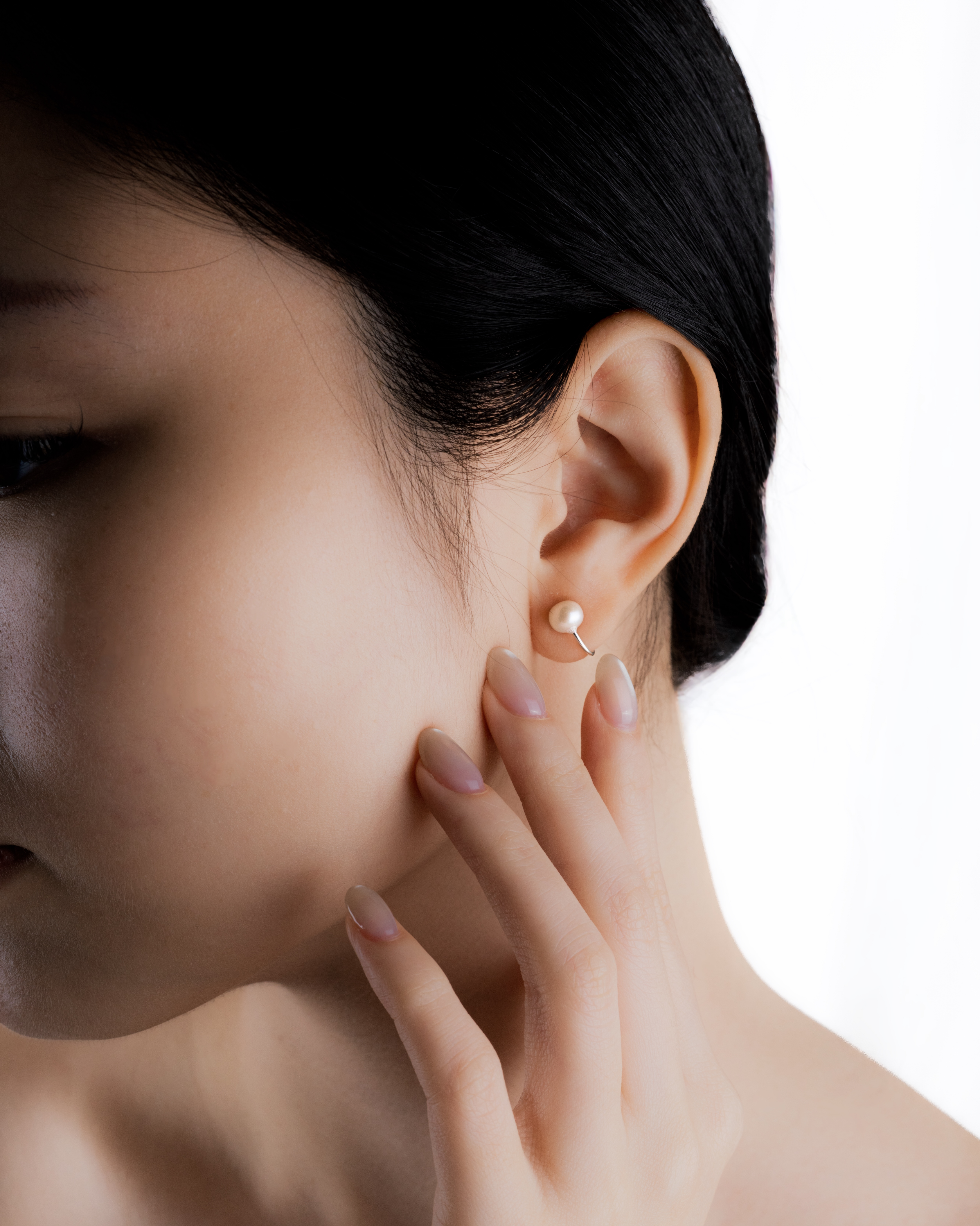 Élora pearl earring styled on the ear lobe