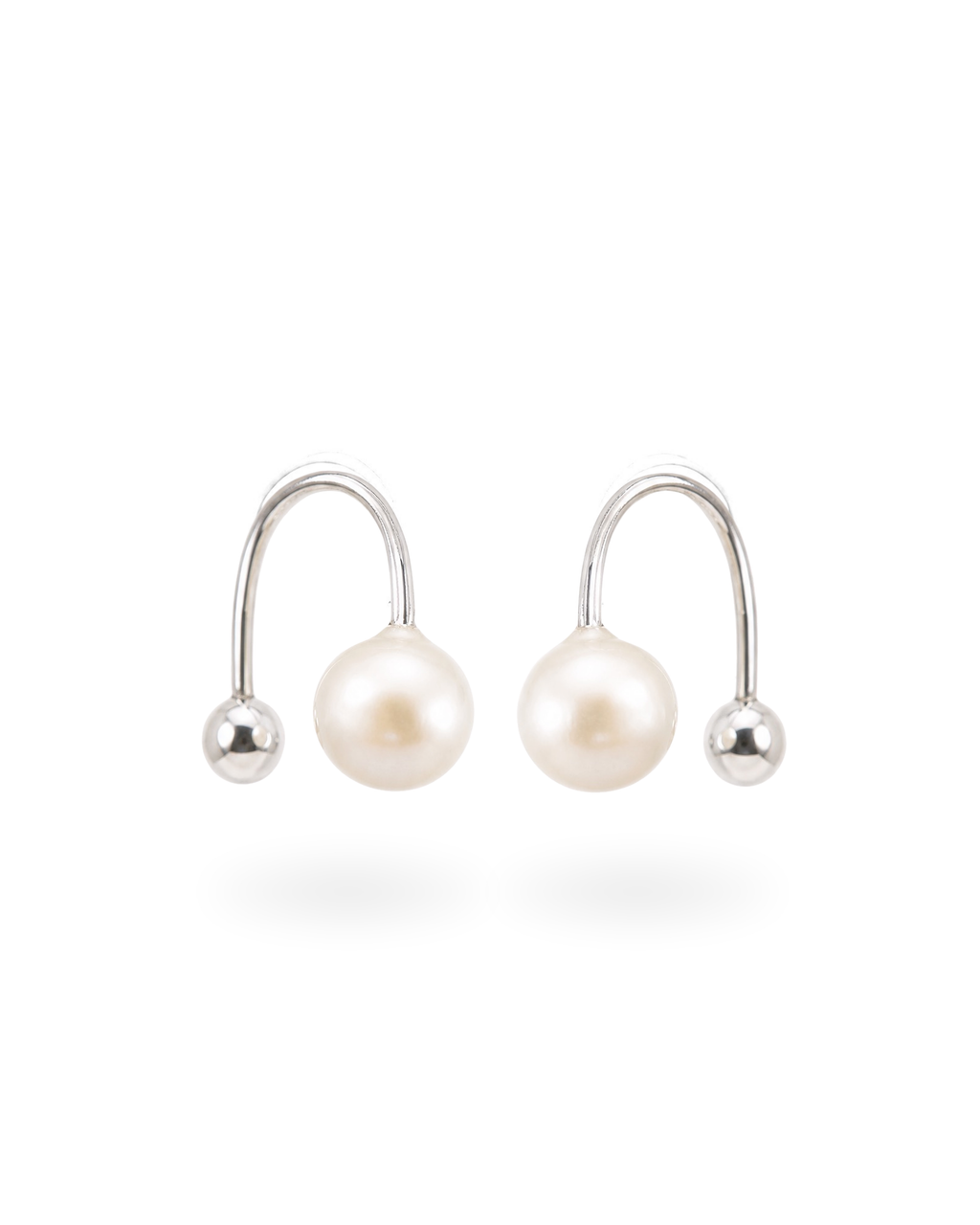 Close-up of genuine freshwater pearl on Élora earring