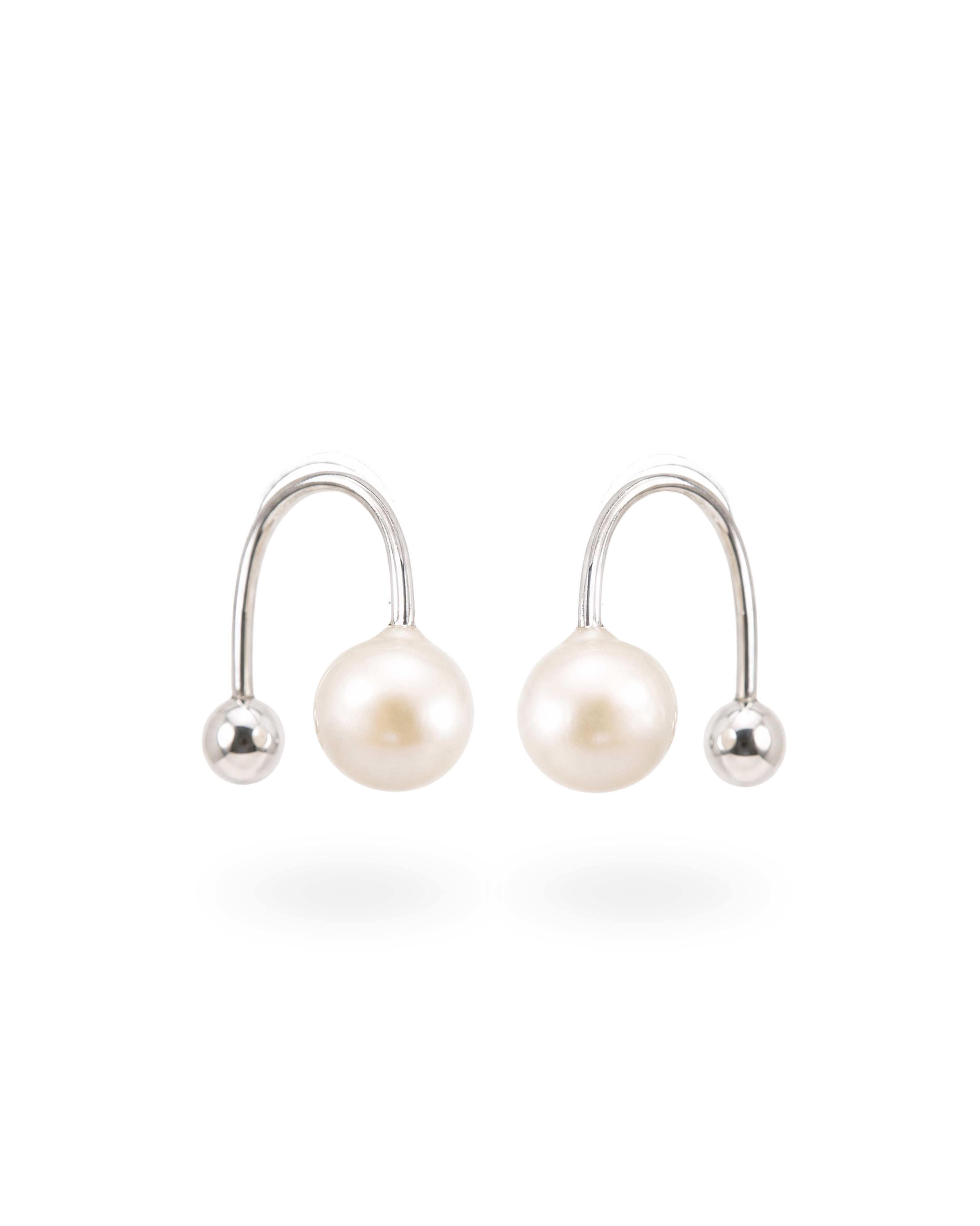 Close-up of genuine freshwater pearl on Élora earring