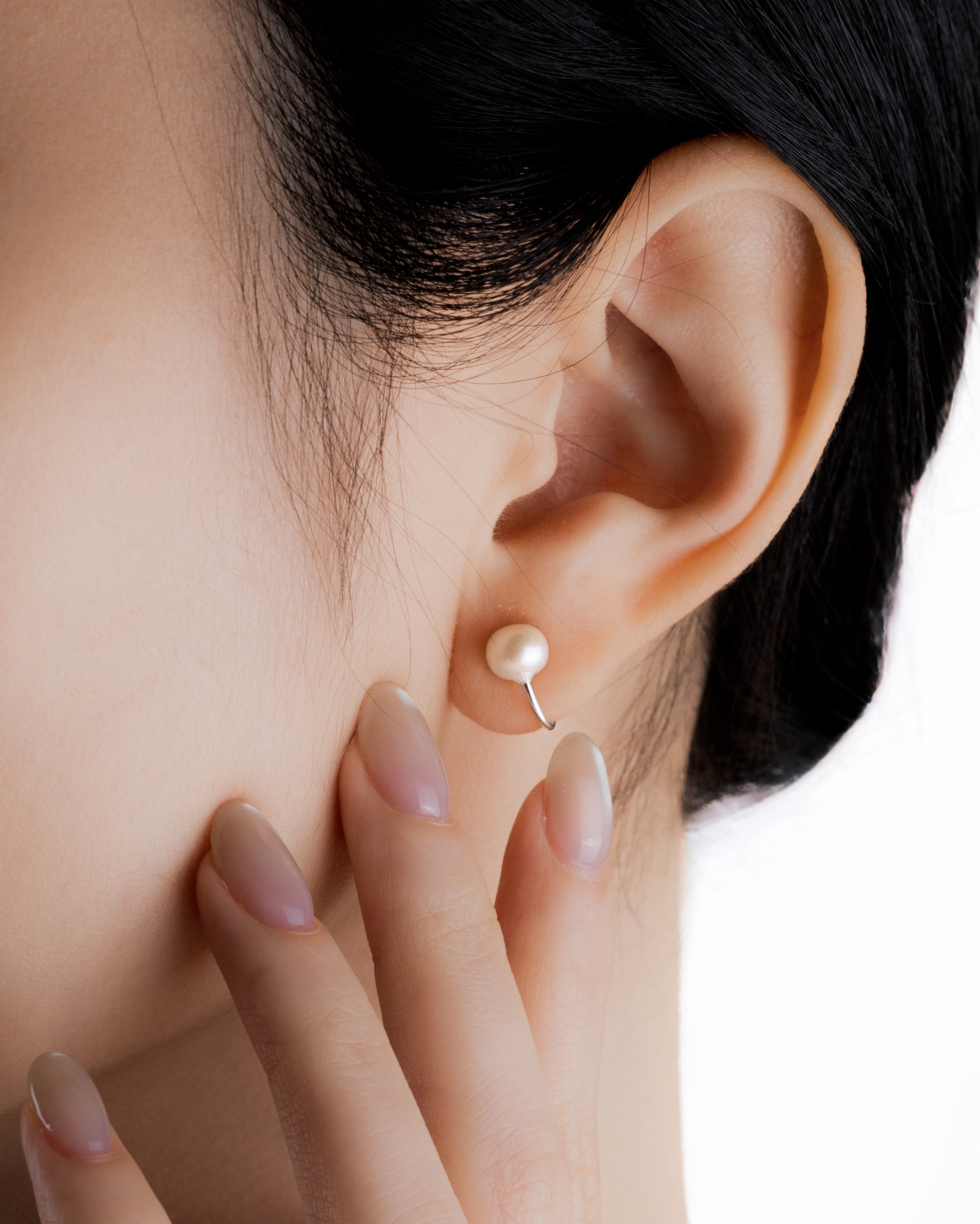 Side view of Élora sterling silver U-shape earring with pearl detail