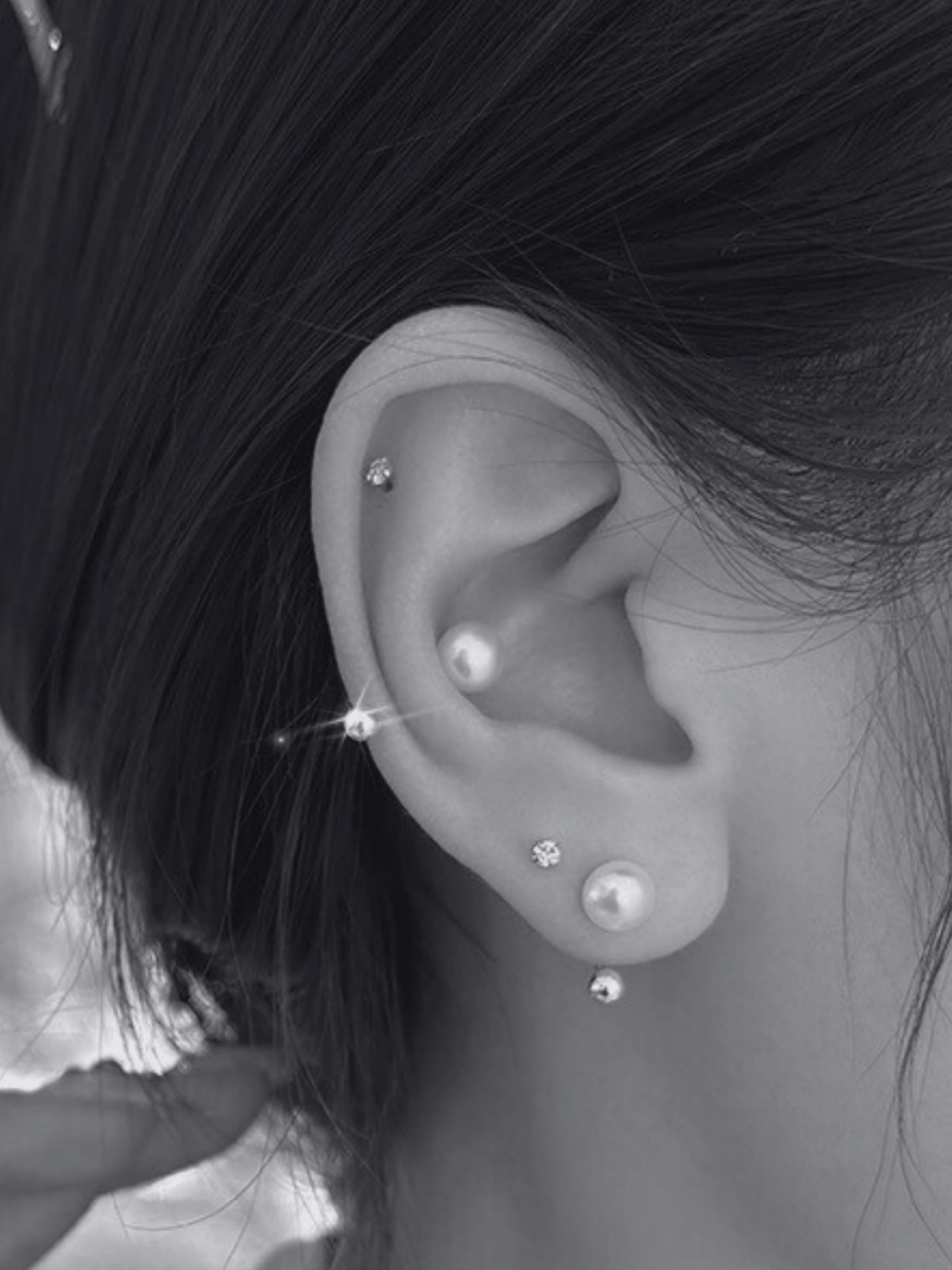 Side view of Élora sterling silver U-shape earring with pearl detail