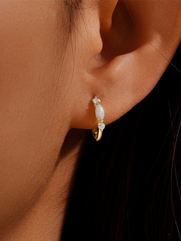 Model wearing MNML Ferris Two-Way Hoop metal side in silver — minimal clean hoop everyday styling Malaysia