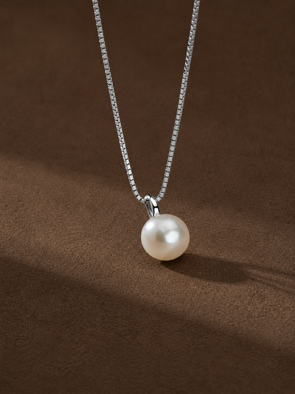 Close-up of freshwater pearl on MNML Isabelle Pearl Necklace — 6.5–7mm natural glow detail