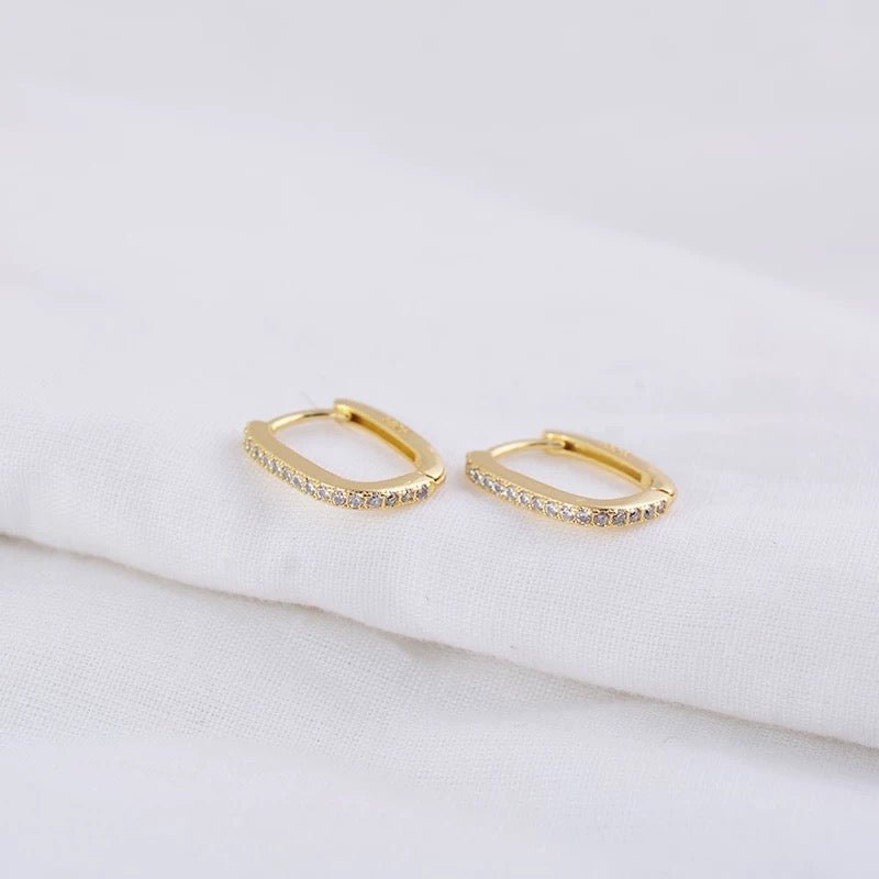 Close-up of LEVI oval hoop earring in Gold finish