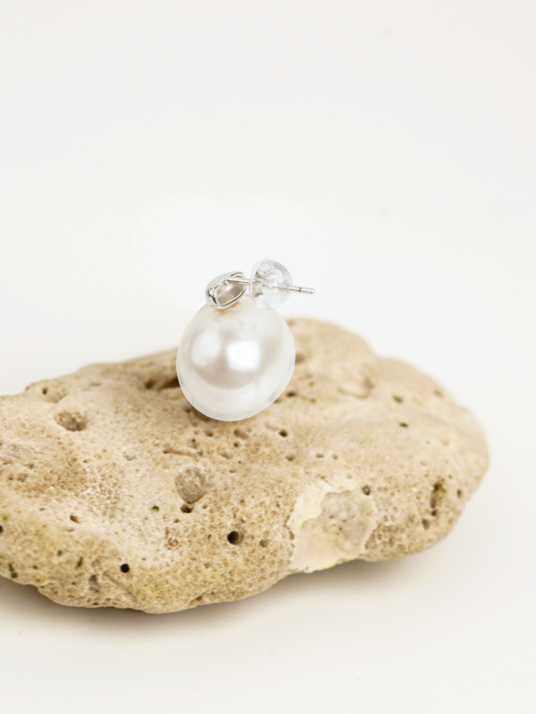 Side view of Mila pearl drop earring