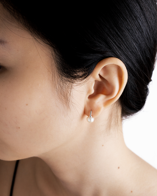 Side view of Miyu pearl drop stud earring