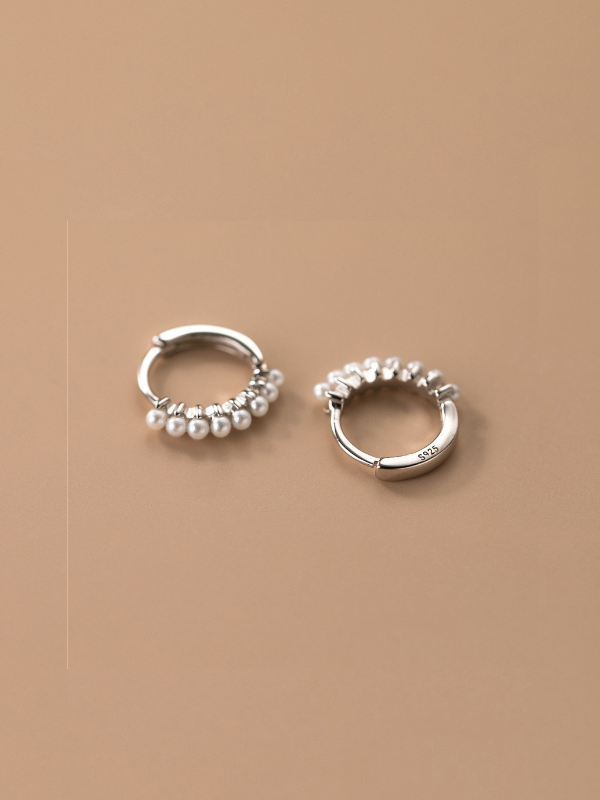 Close-up of suspended pearl fringe on MNML Pearla 925 silver rhodium huggie — soft fringe detail