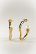 close up sculptural pearl curve earrings detail