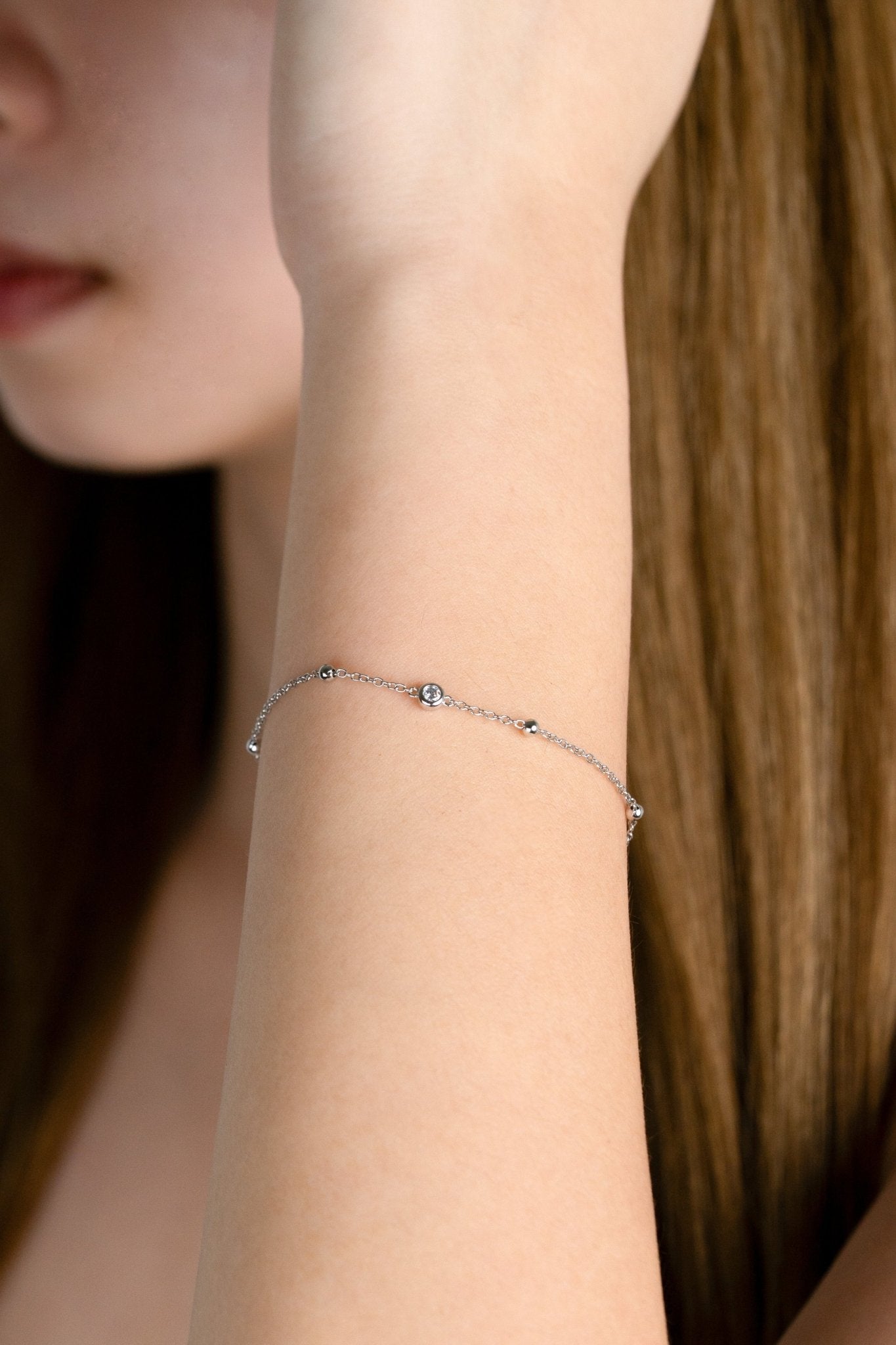 Model wearing ROBIN Solitaire Beaded Chain Bracelet on wrist